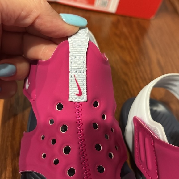 Nike toddler girl Sunray Protect 2 Sandals - Pink fuchsia
NWT and box size 9C - Picture 7 of 10